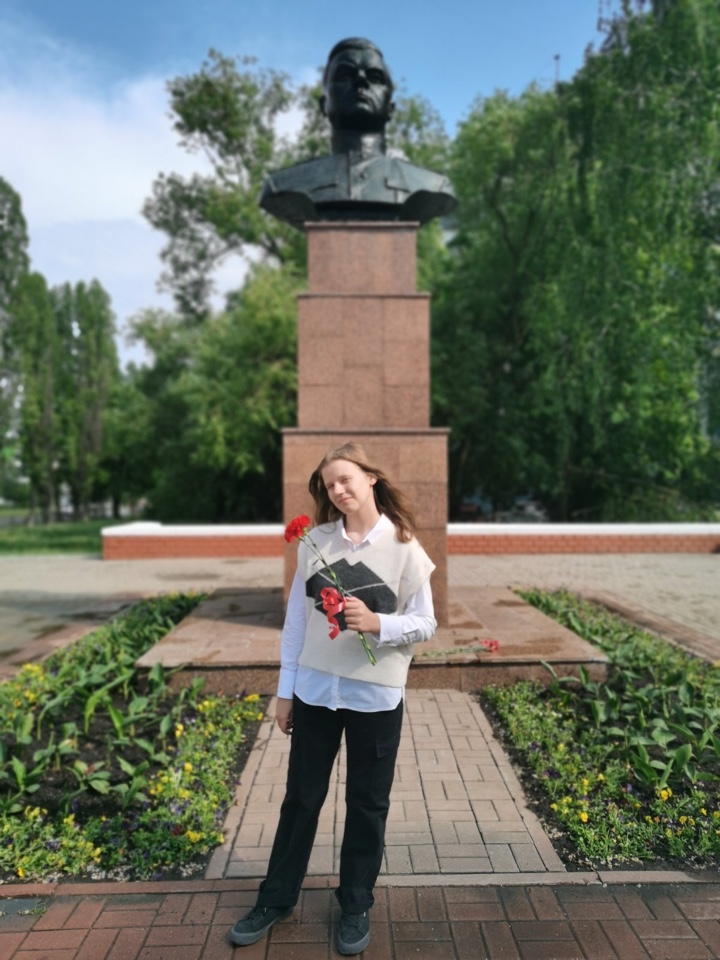 Учащиеся 6Б класса МБОУ СОШ 43 г.Белгорода возложили цветы к памятнику генерала армии Николая Ватутина..