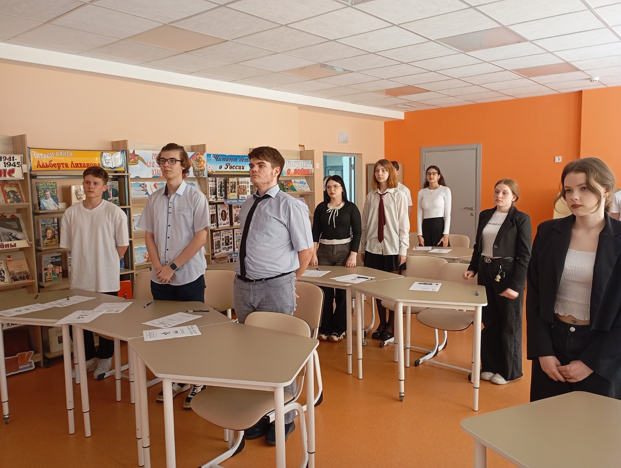 Наши ученики вместе с Председателем Белгородского городского Совета Радченко В.В. приняли участие в Международной акции "Диктант Победы"!.