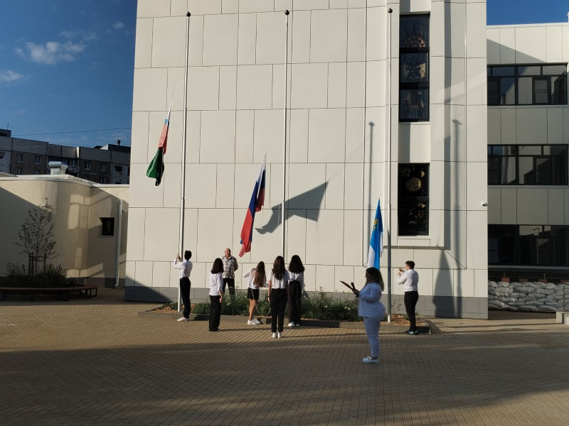Учебная неделя в нашей школе началась с торжественного поднятия флага Российской Федерации и исполнения Гимна страны..