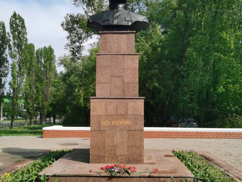 Учащиеся 6Б класса МБОУ СОШ 43 г.Белгорода возложили цветы к памятнику генерала армии Николая Ватутина..