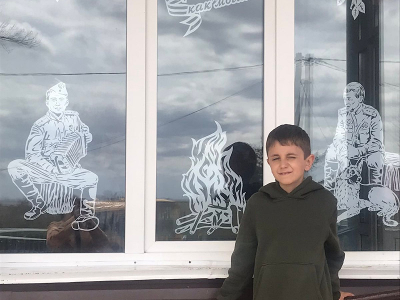 Ученик 2А класса Легенченко Дмитрий присоединяется к акции «Окна Победы»..